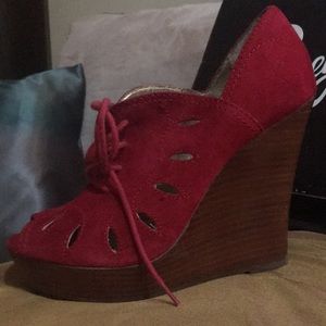 Pair of red / wooden detailed wedges. Size 8